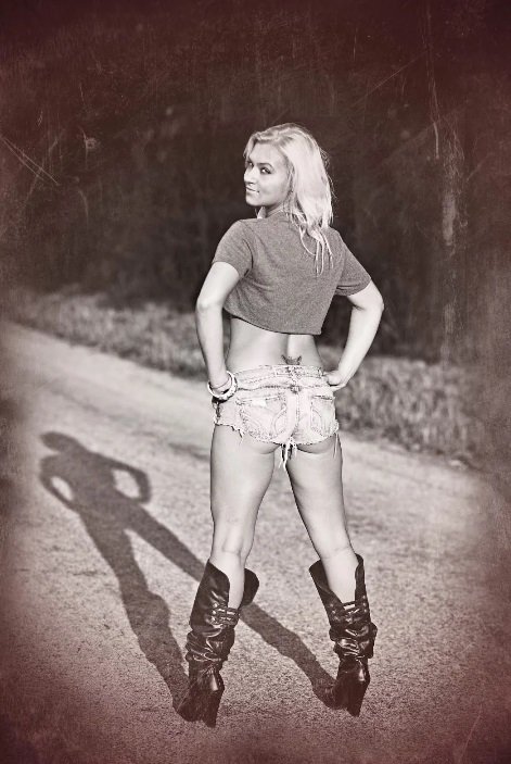 HeatherSirk's tweet photo. black and white #heathersirk #blackandwhite #blackandwhitephotography #sexy #blonde #fitness #Indiana #daisydukes https://t.co/EcC0M4BsY1