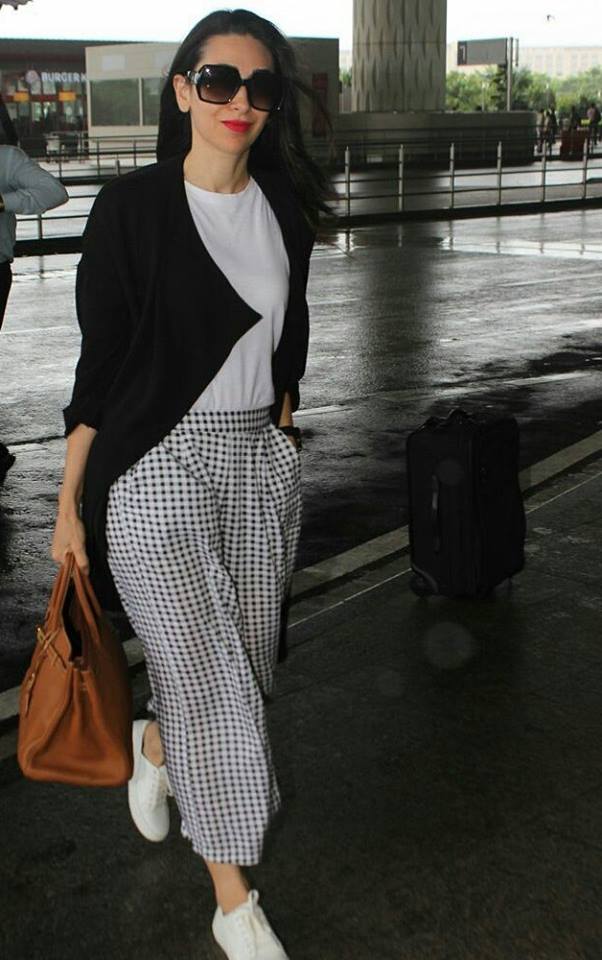 vdesilive's tweet photo. #KarismaKapoor makes a #FashionSplash at the #Airport
#vDesiRadio #vDesiLive https://t.co/i5SjNRkGD6
