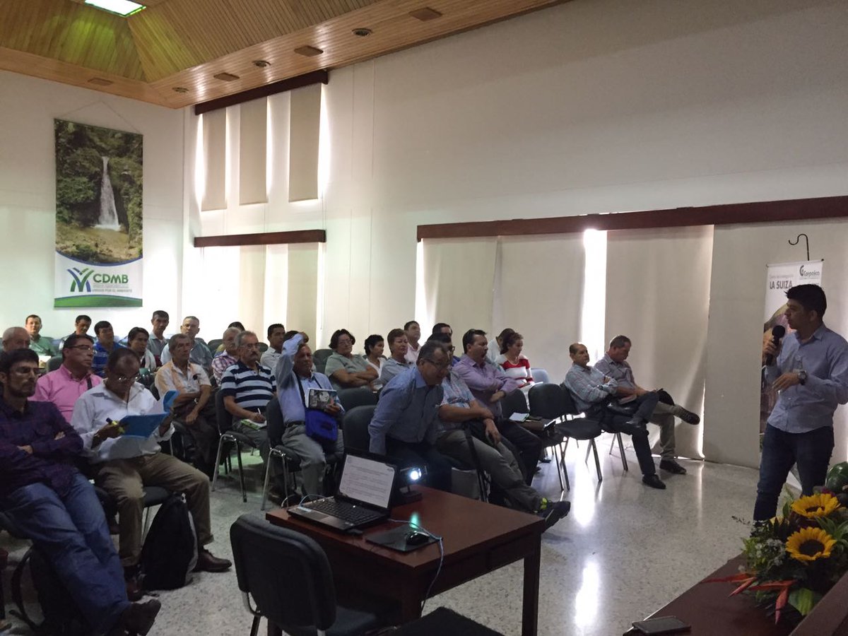 SomosAGROSAVIA's tweet photo. Ante productores de aguacate de la provincia de Soto-Santander, Coord de Innovación Regional #CILaSuiza, Miller Solarte, presenta #PECTIA https://t.co/WKgyaDwcpM