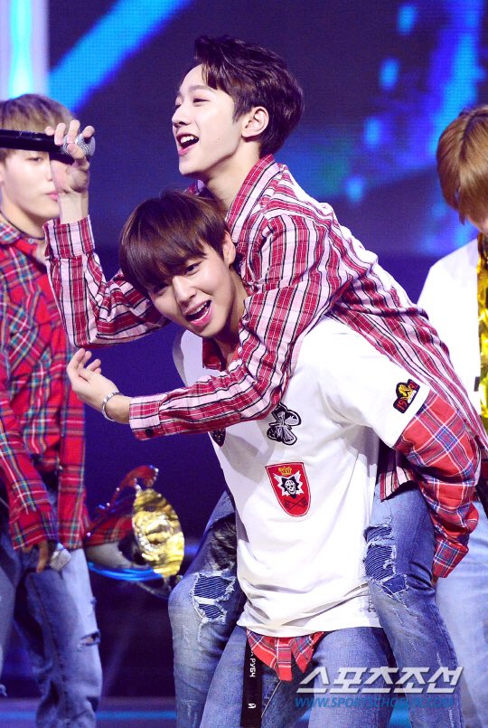 FahXiah's tweet photo. ไลควานลินนนนนน นี่มาขึ้นขี่หลังจีฮุนได้ยังไงง ยอมเด้ออออ ยอมแล้วววววววว https://t.co/HUkzc1GryW