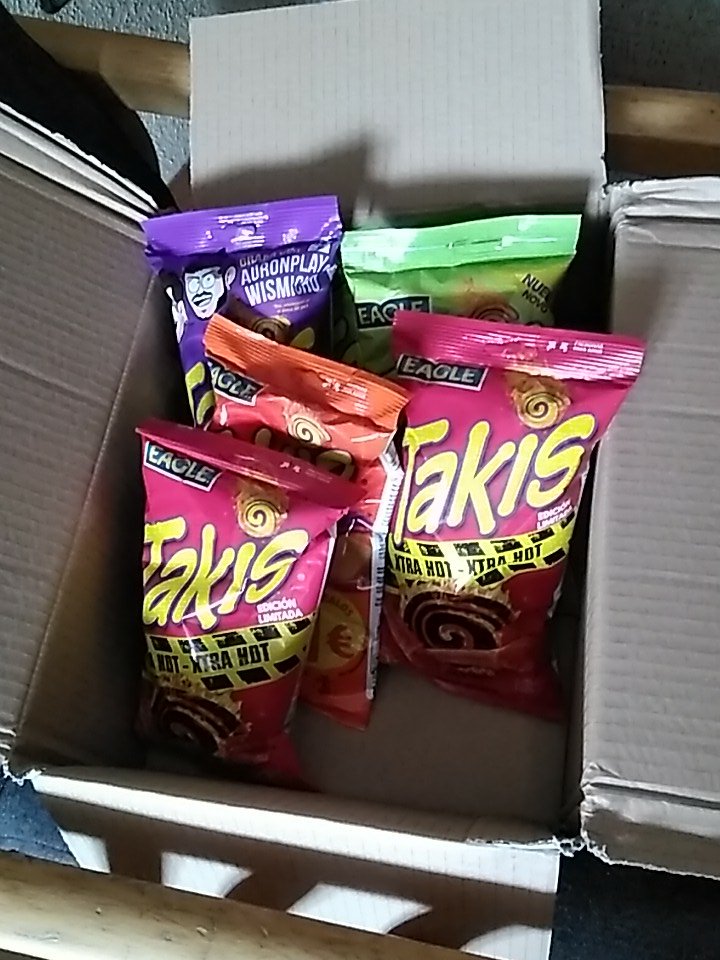TakisEsp's tweet photo. Si quieres ganar un lote de Takis como ellos, haz RT a este tweet y di con quién te los comerías todos (pero todos) https://t.co/rbQ8urC0Ci https://t.co/WFuNpihUnO