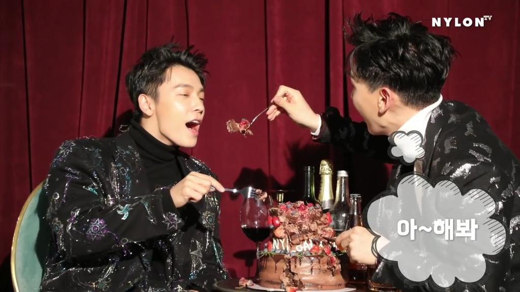Eunhae_Love86's tweet photo. Awww Hyukjae Feeding his precious baby 😍😍😋😄😘❤❤❤ https://t.co/psACWXI54p