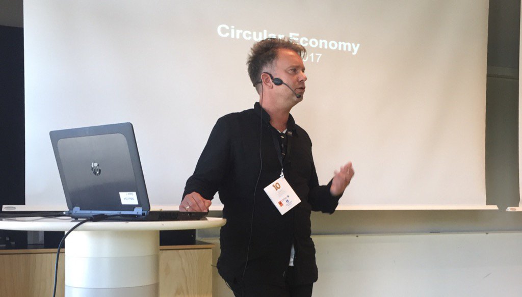 Hade idag det stora nöjet att presentera <a href="/KasperGuldager/">Kasper Guldager</a> på sem om circular sustainability #sta17 <a href="/upplandsvasby/">Upplands Väsby</a>