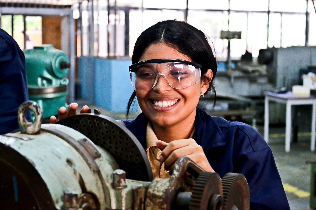 Hoy el INCES forma a nuestra muchachada para un trabajo liberador,para que sean protagonistas de un nuevo modelo económico #EncuentroPopular