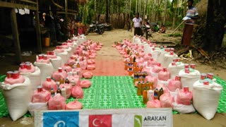 Besirdernegi's tweet photo. Ramazan ayında #Arakan'ın köylerinde gıda ve fitre dağıtımı yapmıştık. Şimdi bu köylerin çoğu yakılarak yok edildi. #ArakanYalnızDeğildir https://t.co/fEOM2e9Iub