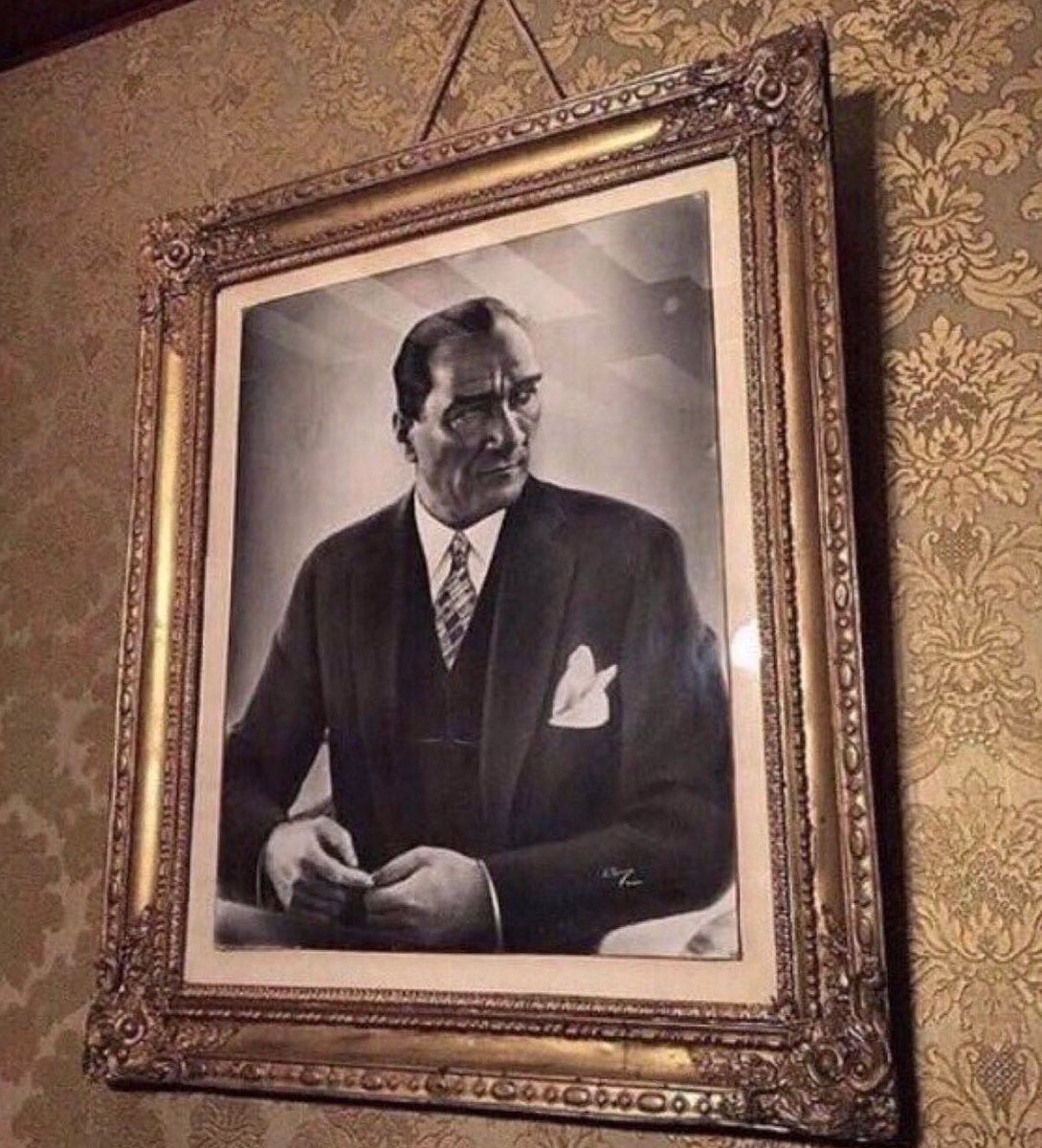 durbunik's tweet photo. "Sen çivisi çıkmış bu dünyada duvara asılan en güzel fotoğrafsın."

#30AgustosZaferBayrami https://t.co/JxORUN6UMe