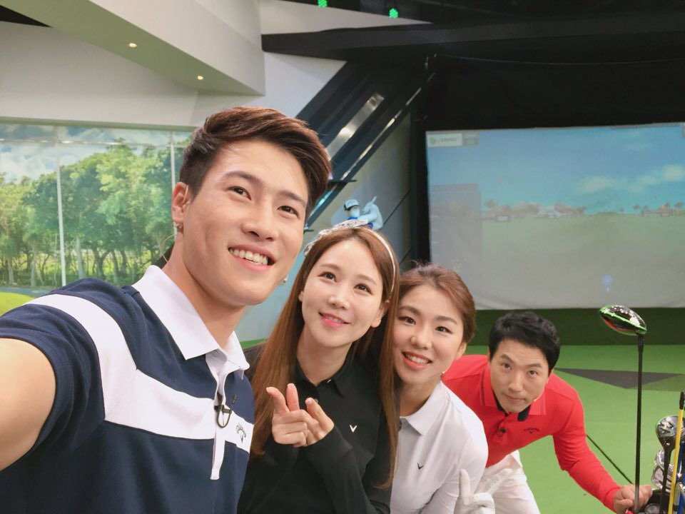 잠시 후 9시 30분! 
신 준 프로가 <스윙TEN 2017 : 피니시>를 공개하고
이지연 프로가 <남다른 주타누간의 체중이동>을 알려드립니다. 
그.리.고! 우리동네에 꼭꼭 숨어있던 8월의 레슨스타까지!