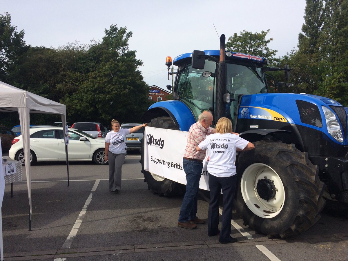 Good to see <a href="/willowsfarmvets/">Willows Farm Vets</a> client promoting British Milk at <a href="/Tesco/">Tesco</a> Mold with @MullerUKandI #dairyeducation #teamdairy