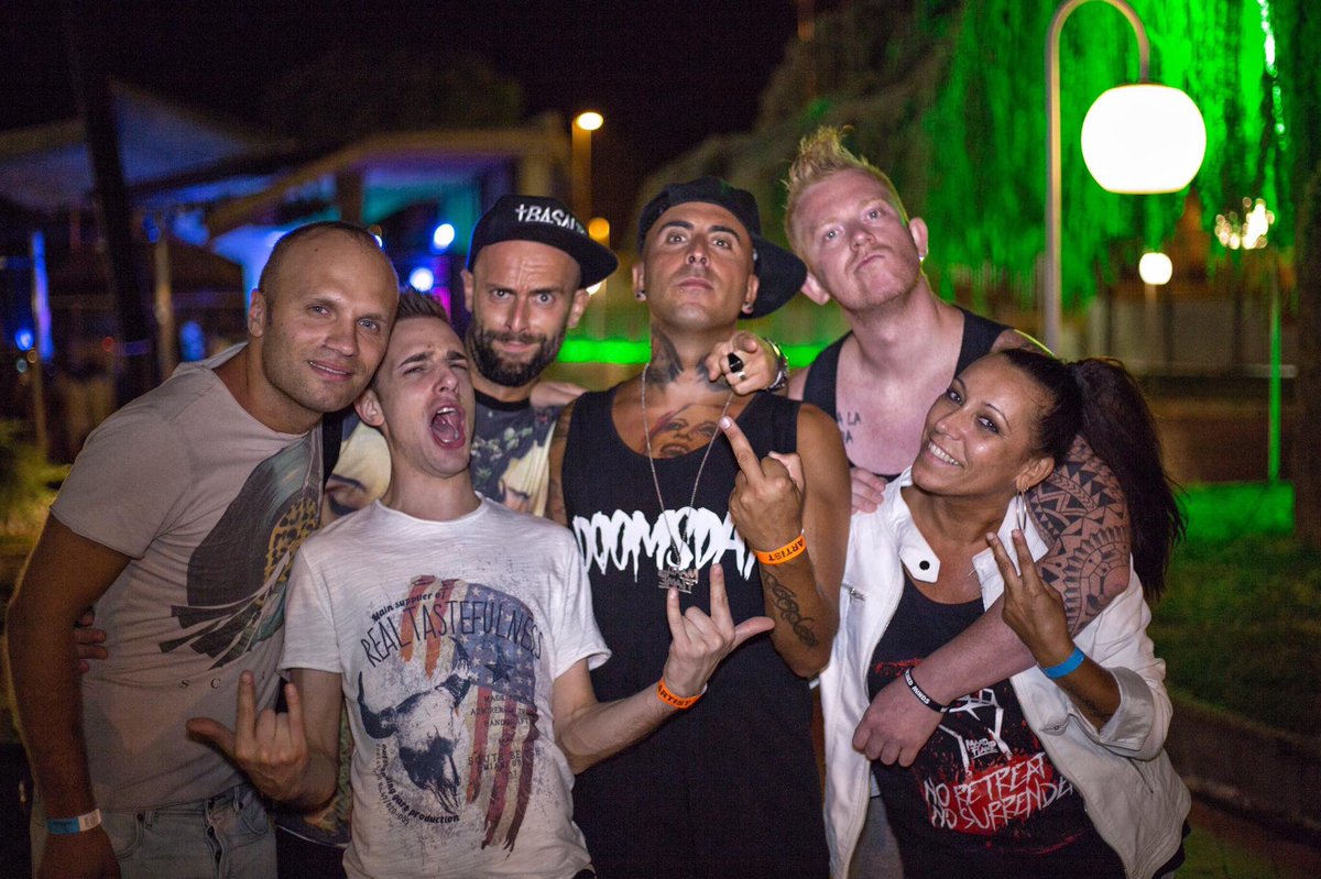 MysticalMindDj's tweet photo. A night of Madness with Friends😆😆
@TheEretikMedia @Maadandflamedjs @adareydj @basaltomusic
#hardstyle #mysticalmind #sunbeat #friends https://t.co/3lnJr31nGR