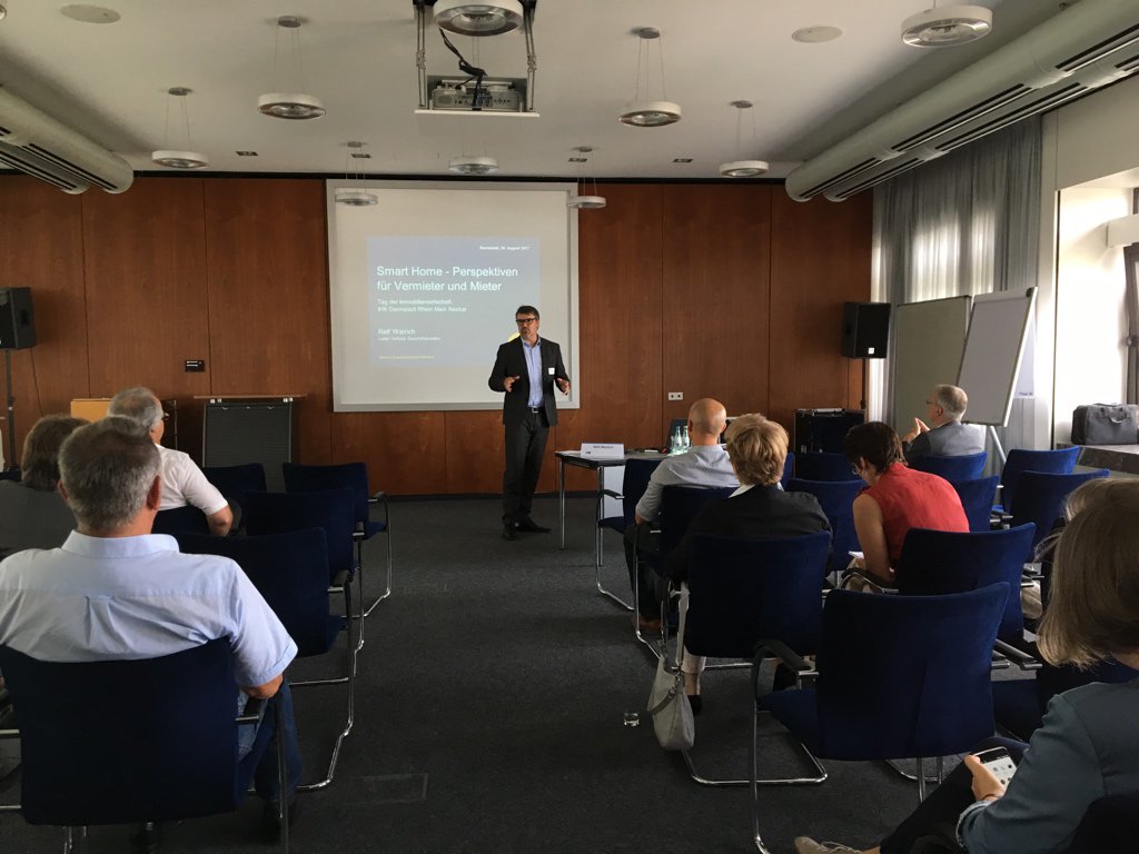 IHKDarmstadt's tweet photo. Jetzt in unserem Sitzungssaal: Ralf Weinrich von @Entega berichtet über Smart Home und die Chancen für die Wohnungswirtschaft. #tdiw https://t.co/MYic94R5SX