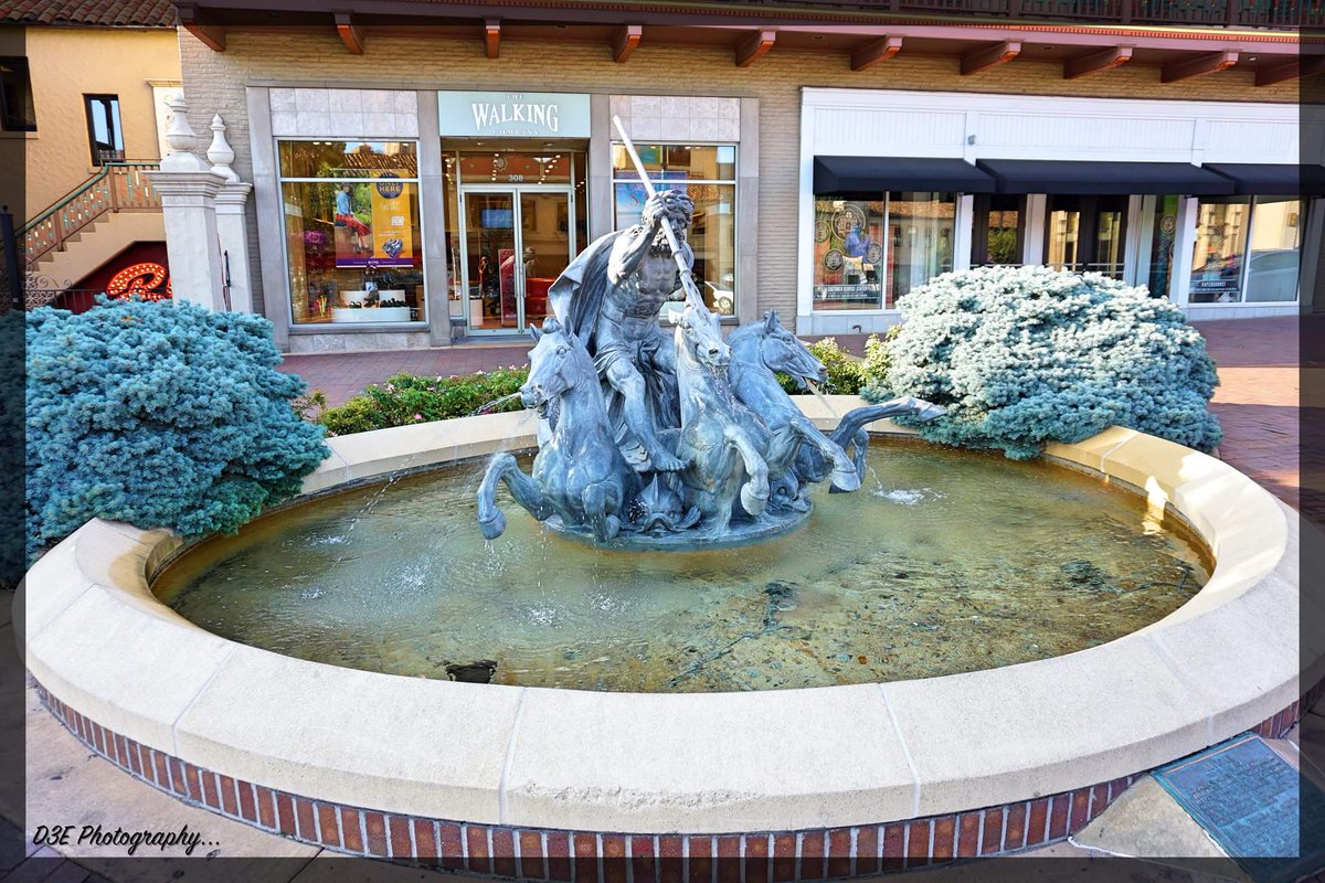 VantourCorp's tweet photo. Here's the Neptune Fountain. The plaza is great for shopping and dining with friends &amp; family. Travel to Kansas City on US #MidwestShoppes https://t.co/4jbYgEUS0F