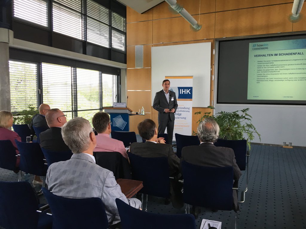 IHKDarmstadt's tweet photo. Parallel geht es bei Jens-Peter Oblau (Howden Caninenberg GmbH) weiter. Das Thema lautet “Haftungsrisiken richtig absichern”. #tdiw https://t.co/OSHFUPuoGC