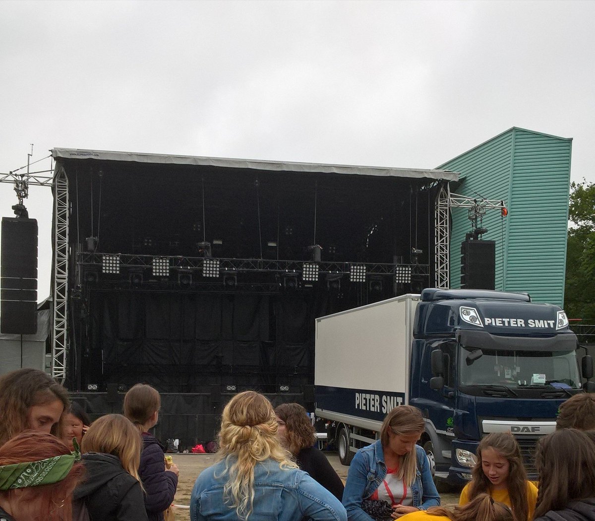 veronik_gbi's tweet photo. On est en place Vian, prêtes pour les balances,on attend avec impatience notre petit rayon de☀pour chasser la 🌧Véro et Juju @VianneyMusique https://t.co/GtyE0kxDwJ