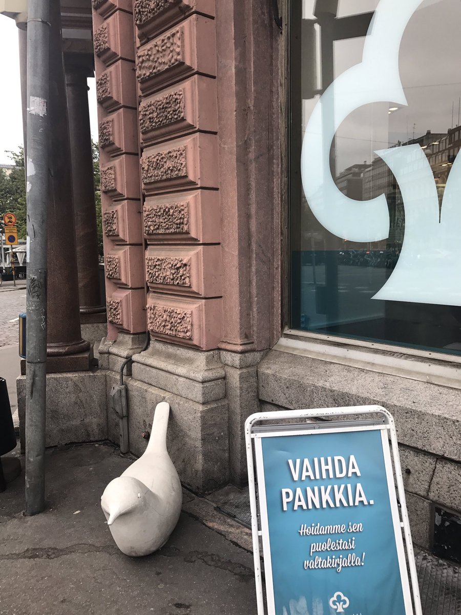 SariEkstrom's tweet photo. Nooa Säästöpankin Erottajan lintu on löytynyt! Se haettiin tänään Punavuoresta sisäpihalta takaisin kotiin #Erottaja'n kulmaan #nooasp https://t.co/q3ONcz82Wk