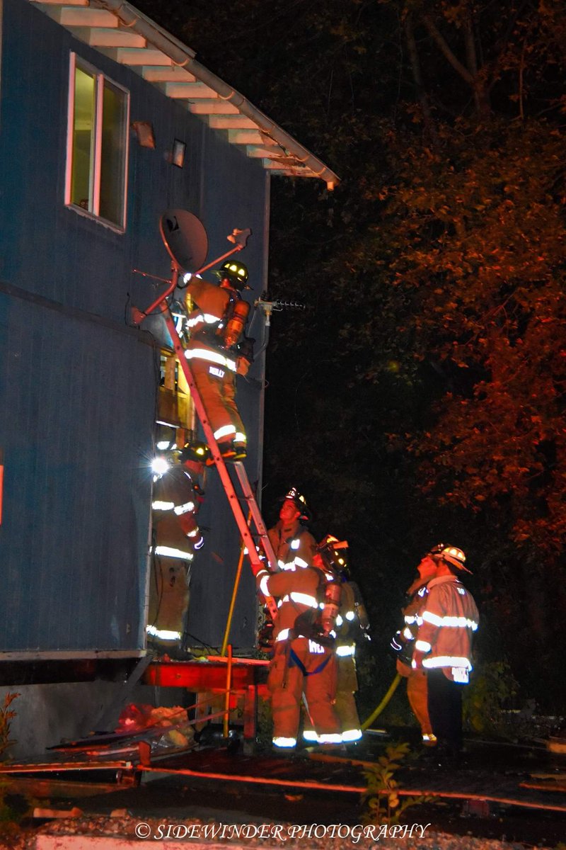IaffLocal86's tweet photo. TFD crews battling their 3rd structure fire in the last 6 days.  Cause is currently under investigation. https://t.co/sDYlabWvgO