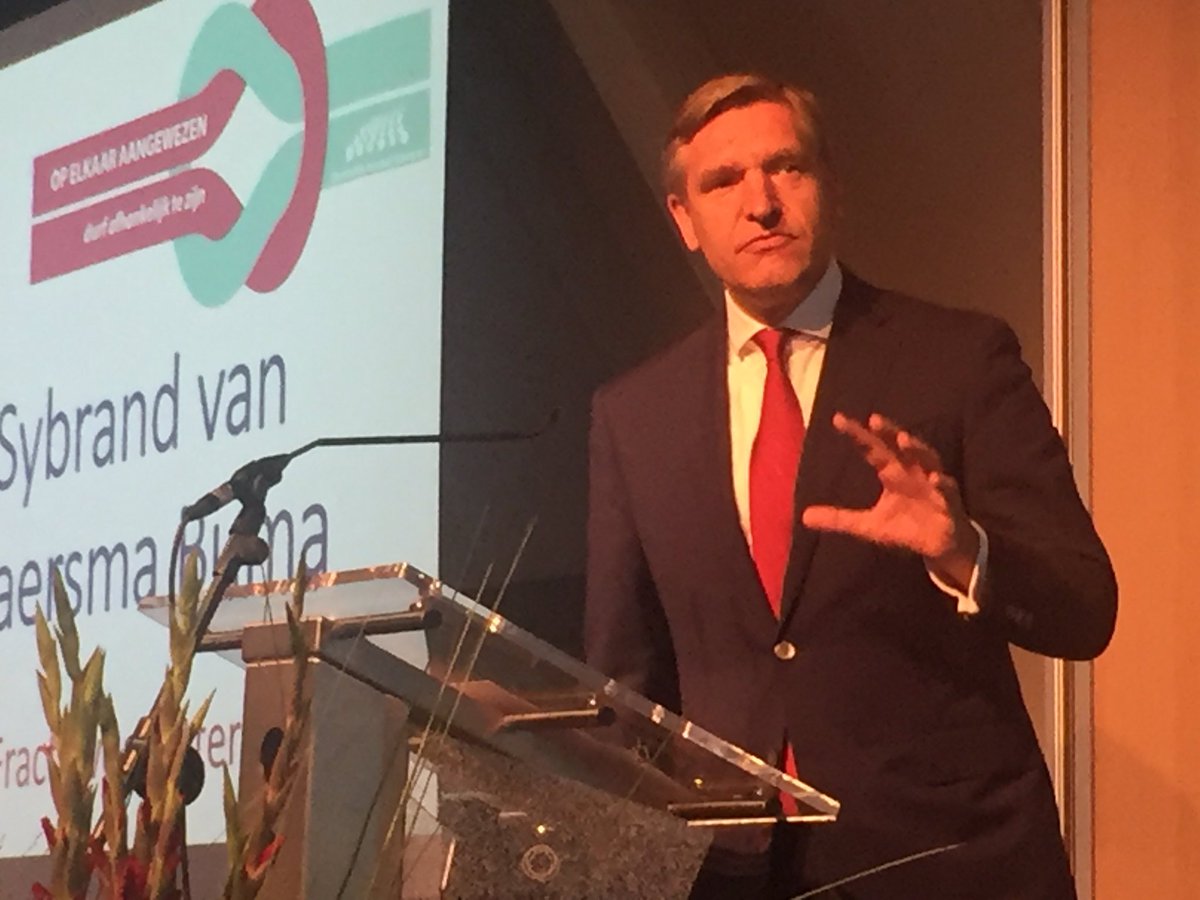 WillemJelleBerg's tweet photo. In reactie op @kimputters nu @sybrandbuma op het #CSC2017,  'Op elkaar aangewezen'. Cijfers over de zorgen van de burgers kan hij dromen. https://t.co/9P50vaTlwU