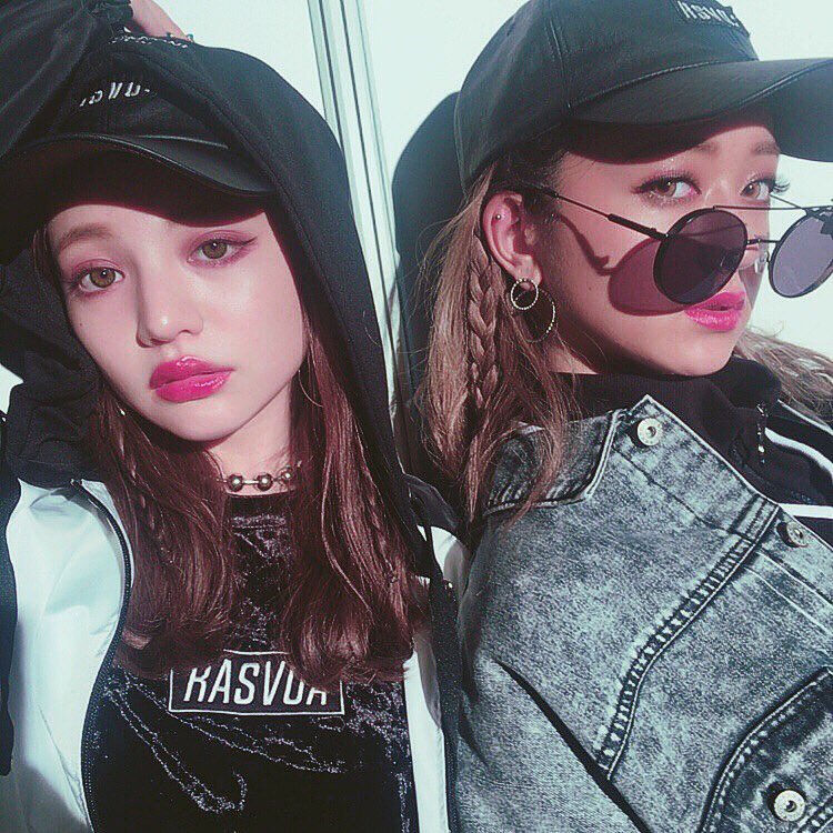michopaaaaa's tweet photo. ぽぽさんと📷🌹いつも楽屋一緒なのに今日は��同士で1人ずつで寂しかったから、パーテーションとって楽屋をくっつけました♡笑 https://t.co/ePkLiMqGmJ