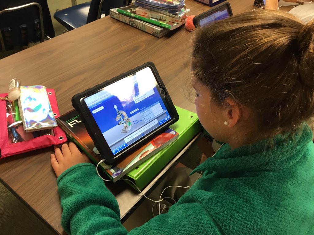 whs6and7's tweet photo. Studying cell function through a virtual lab. #7thgradelifescience https://t.co/NqrcJOIhOv
