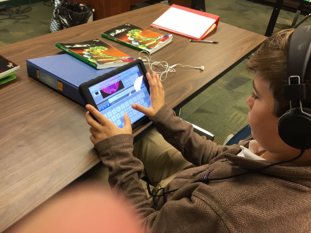 whs6and7's tweet photo. Studying cell function through a virtual lab. #7thgradelifescience https://t.co/NqrcJOIhOv