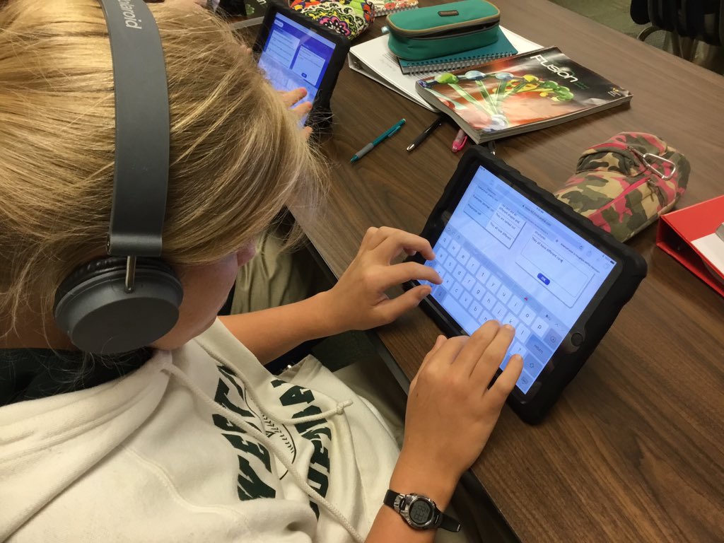 whs6and7's tweet photo. Studying cell function through a virtual lab. #7thgradelifescience https://t.co/NqrcJOIhOv