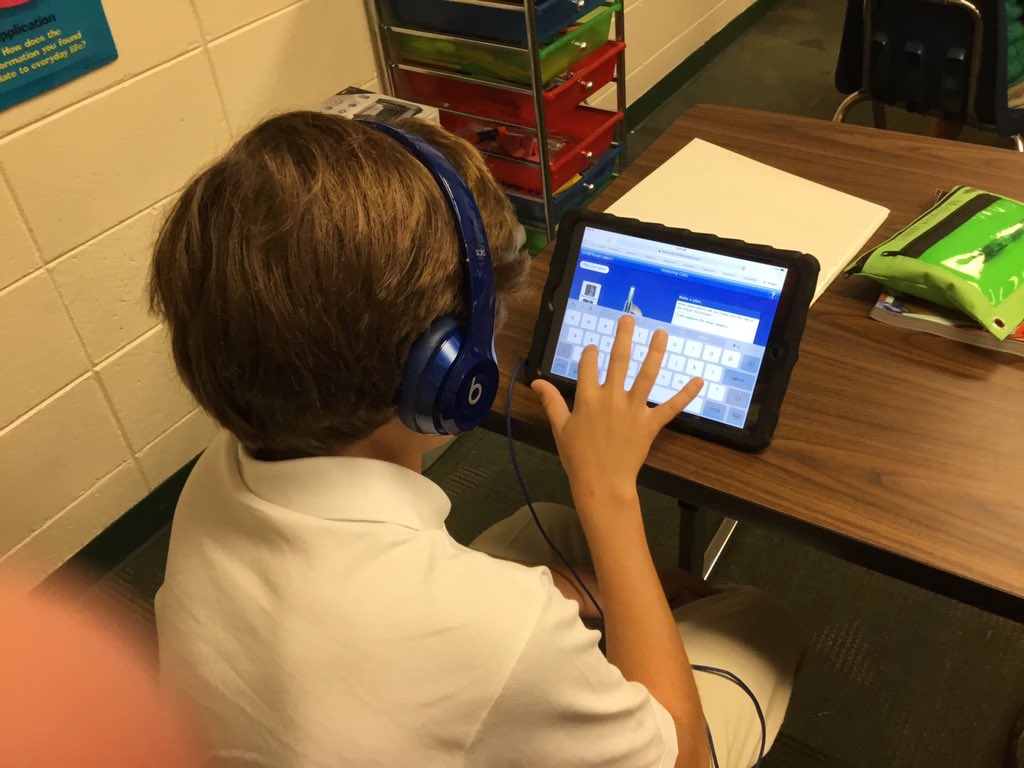whs6and7's tweet photo. Studying cell function through a virtual lab. #7thgradelifescience https://t.co/NqrcJOIhOv