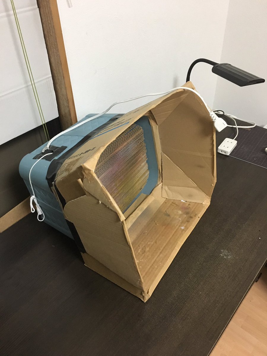 でがもんgsxぶるぶさ My塗装ブースです 百均のカゴに穴をあけて換気扇を突っ込んだ簡単な仕様で 枠は段ボール フィルターはダイソーの銀イオンです 固定していないので フィルターの張替えやメンテも楽チンです ハニカムフィルタ 段ボールフィルタ