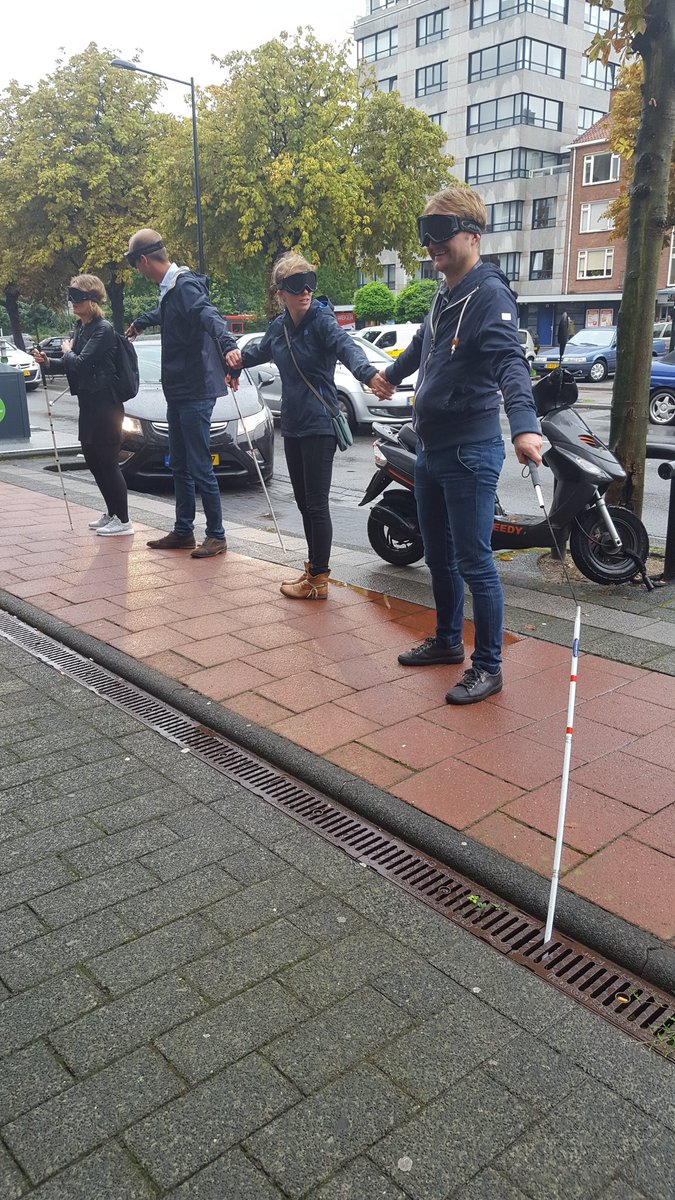 Hilarisch, de bus komt eraan maar Jillis zit vast met z'n stok 😂#jvrace @InTrafficNL <a href="/JVidee/">Jonge Veranderaars</a>