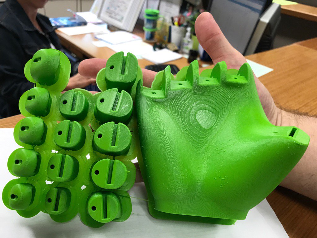 SycamoreJrHigh's tweet photo. Junior High 3D printing robotic hand! #sycamorestream! https://t.co/CZef2LRZVc