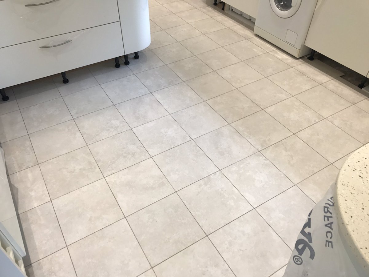 Kitchen fitted in karndean knight tile "balin tone" #karndean #floorshow