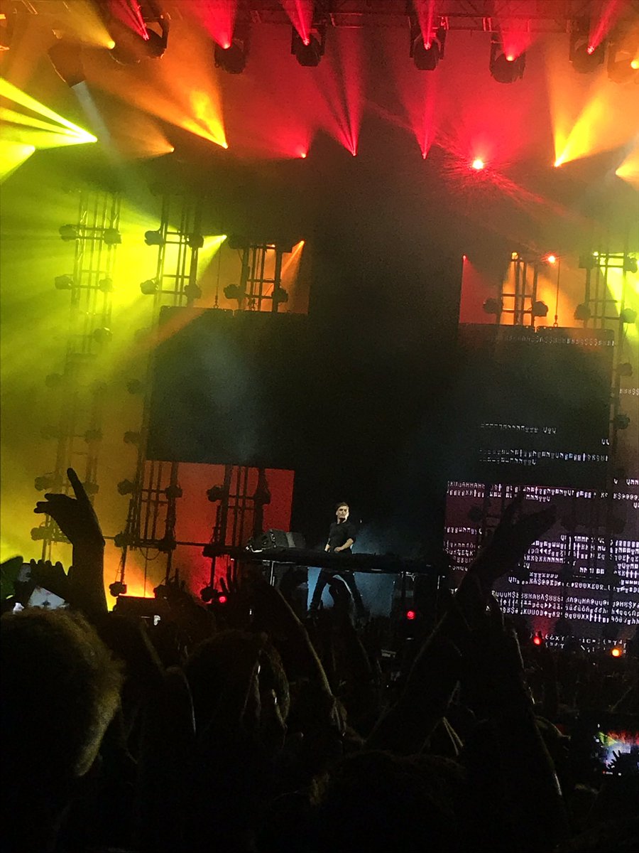 aaronfoyy's tweet photo. Still can't get over how good @MartinGarrix was Sunday , take a bow 🙌🏼. Managed to take this aswell 👌🏼 #Creamfields17 #creamfieldmoments https://t.co/mIiZ32q5Ib