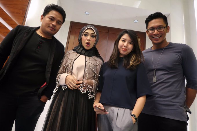 ShareVideoInev's tweet photo. @indah_nevertari with @reneLestari dkk #bestfriend #ineversal @INEVERSAL_ID https://t.co/ax02FeVZVS