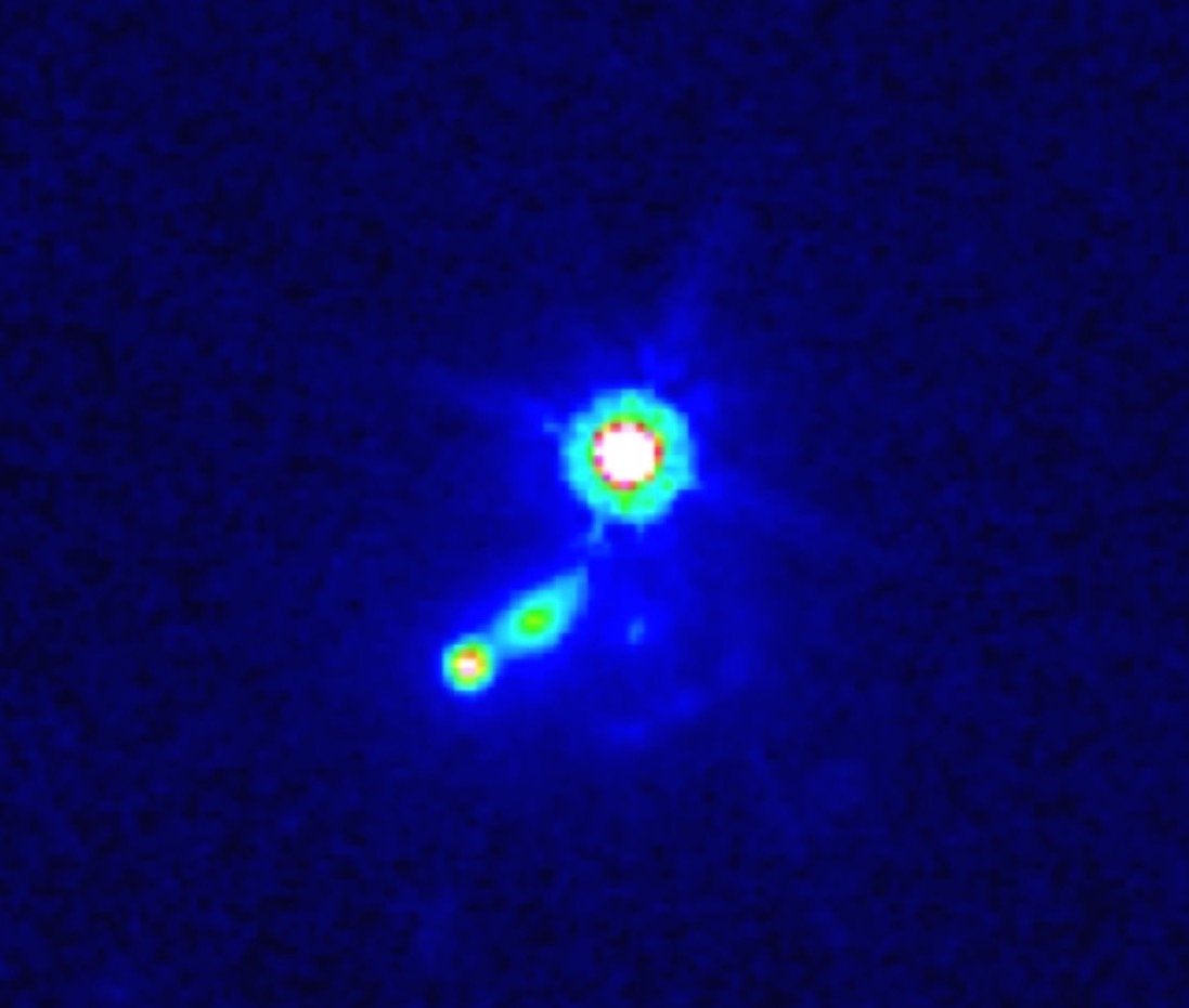 PhysicsWorld's tweet photo. Distant galaxy sheds light on the magnetic universe @UofT #FlashPhysics https://t.co/W9Zo5wG1tf https://t.co/Rd8VAVn7JV
