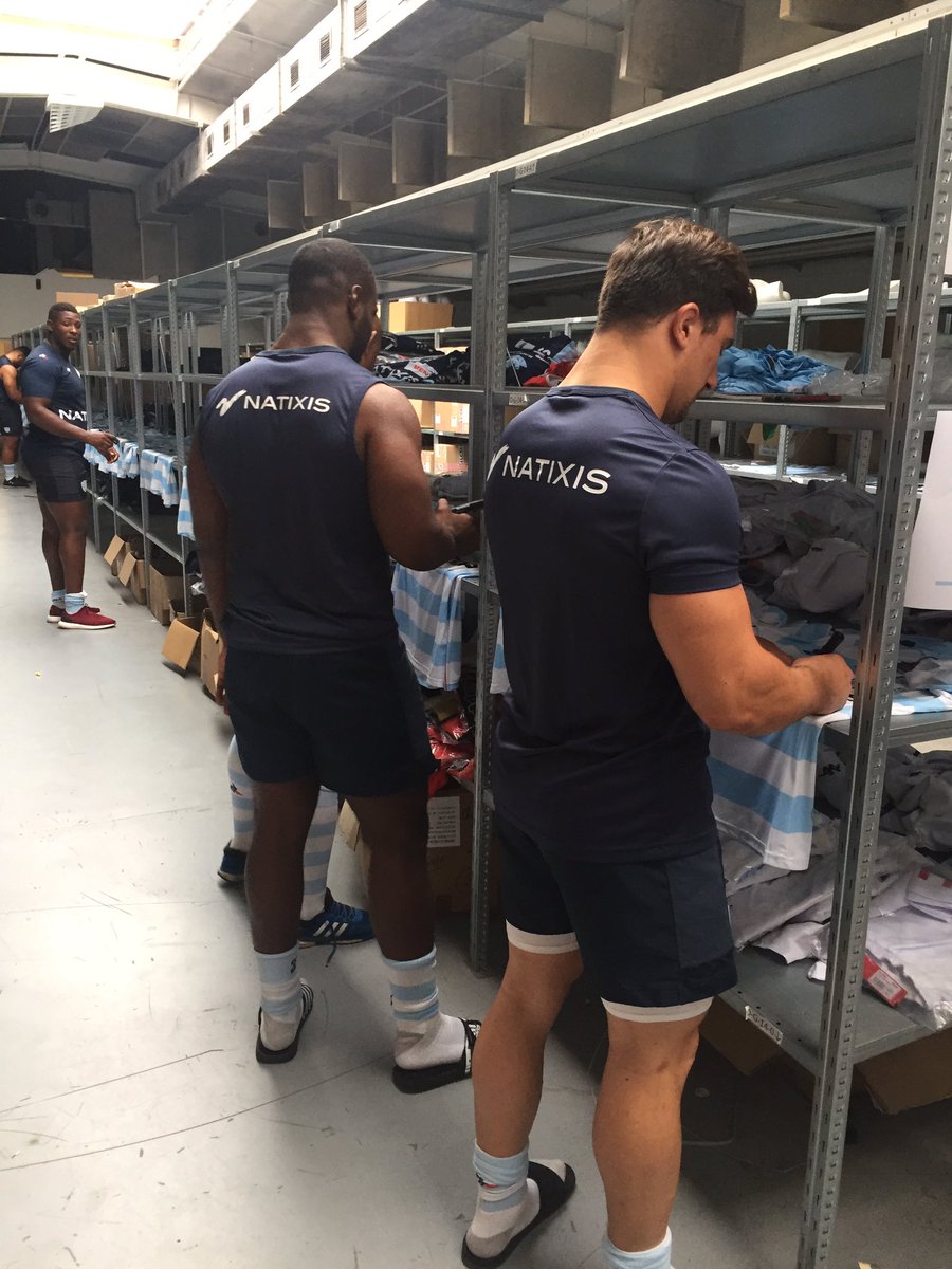 racing92's tweet photo. On prépare les dédicaces de tous les joueurs Ciel et Blanc ! RT+Follow pour gagner un maillot 🔵⚪️ ! #RacingFamily 🖍🏉 https://t.co/0DQGyi1X14