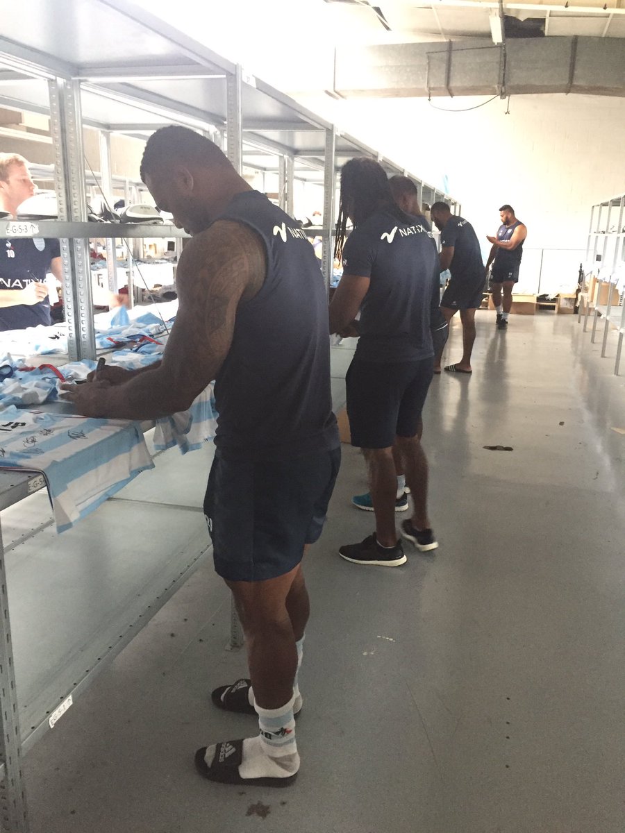 racing92's tweet photo. On prépare les dédicaces de tous les joueurs Ciel et Blanc ! RT+Follow pour gagner un maillot 🔵⚪️ ! #RacingFamily 🖍🏉 https://t.co/0DQGyi1X14