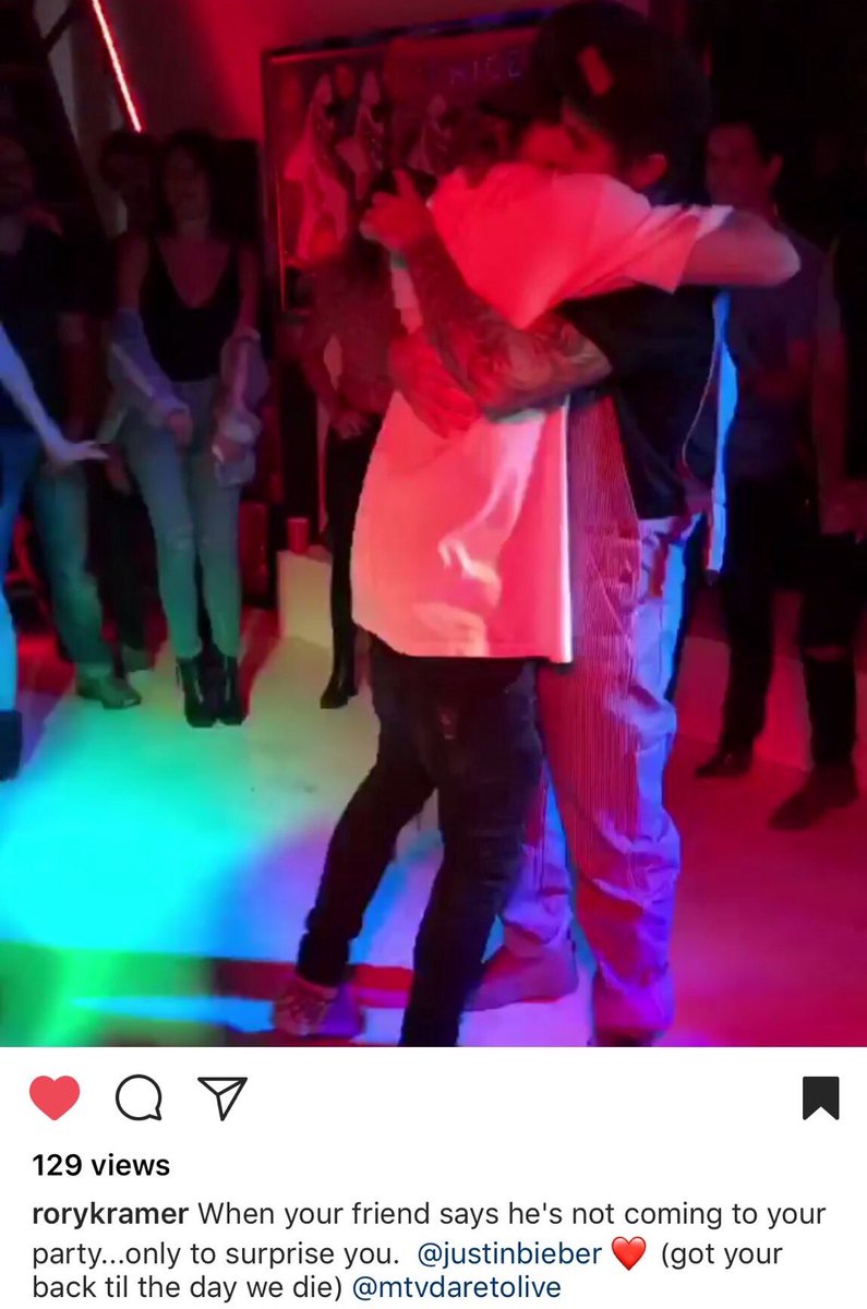 selenasballad's tweet photo. Justin powiedział Rory'emu, że nie przyjdzie na jego imprezę,a tak naprawdę przyszedł i zrobił jemu niespodziankę 

Awww, on jest kochany 🙈💞 https://t.co/oZjmOmu5mE
