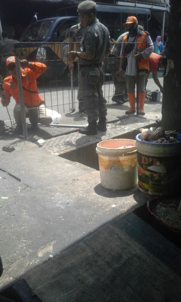 Pagi ini, kembali terjadi hal pilu. Rombongan SatpolPP berupaya memagar dan penggusuran pedagang becek pasar kebayoran lama #SavePasarRakyat