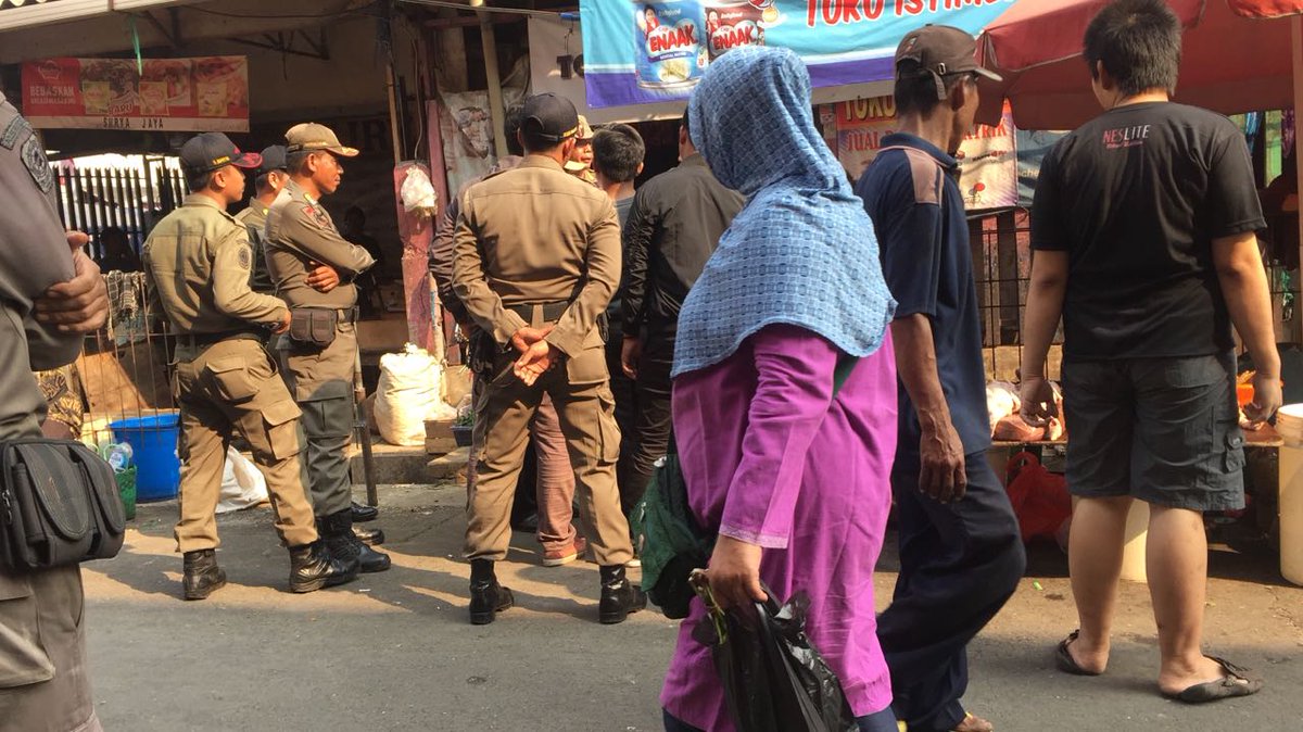 Pedagang kecil dg lapak sederhana ini telah berdagang sejak lama. Bahkan ada yg sdh puluhan tahun. <a href="/DPP_IKAPPI/">SavePasarTradisional</a>  #Savepasartradisional