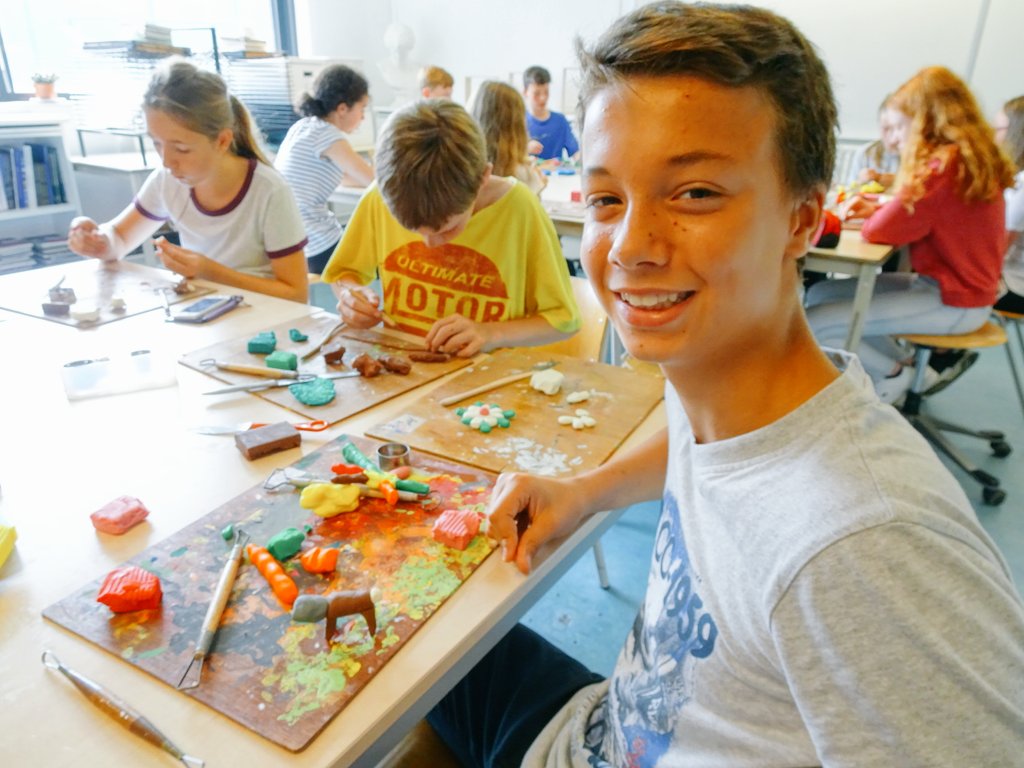 ISB_Arttease's tweet photo. Art is... Activity/Creativity/Wellness! Art is Freedom! #MSCommunityDay #mslearns @ISB_MS #ISBcelebrates #ISBartists https://t.co/H6ydWSCOwT