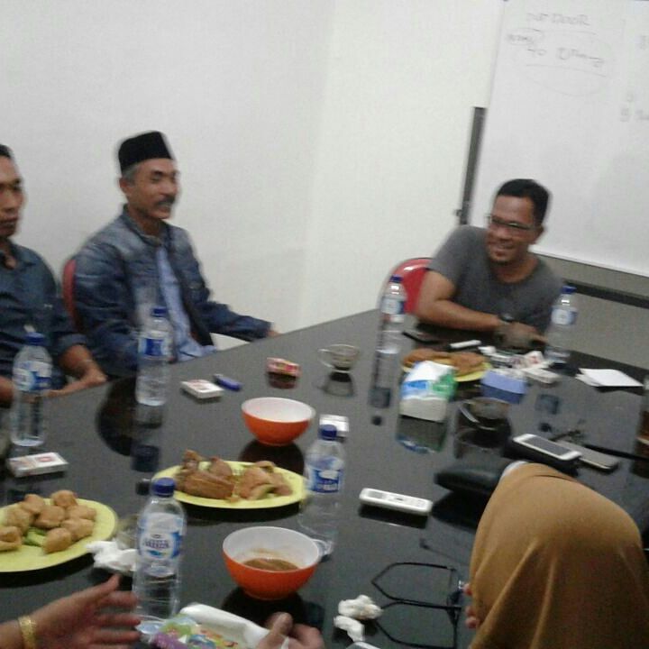 Akhir-akhir ini mereka terusik oleh upaya penggusuran oleh Pemkot Jakarta Selatan. Dan terus mengadu ke <a href="/DPP_IKAPPI/">SavePasarTradisional</a>