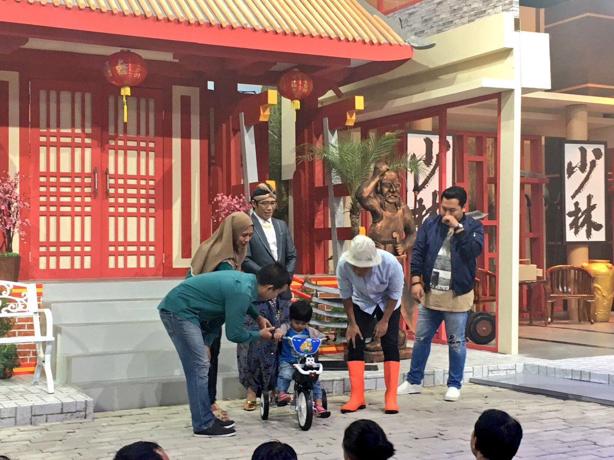 TRANS7's tweet photo. .@DennyCagur menepati janjinya nih utk memberi hadiah sepeda ke anak dr pemilik warung langganannya! @OVJ_kitelagi #OVJCariJudul https://t.co/g6F33Kk6TW