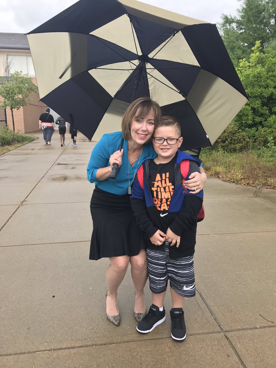 lexingtonsuper's tweet photo. Rain or shine, we are so excited to say welcome back to our Elizabeth Pole and TPS students today! #tpspride #welcomeback https://t.co/Daw5MNz59C