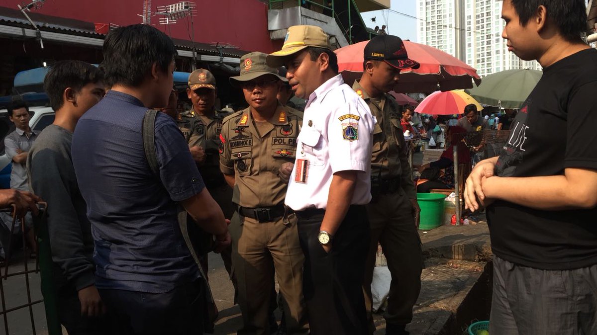 Namun pagi ini, niat tulus pedagang u berdialog di jawab dg menurunkan sejumlah anggota PolPP u menggusur pedagang. Tanpa surat perintah.