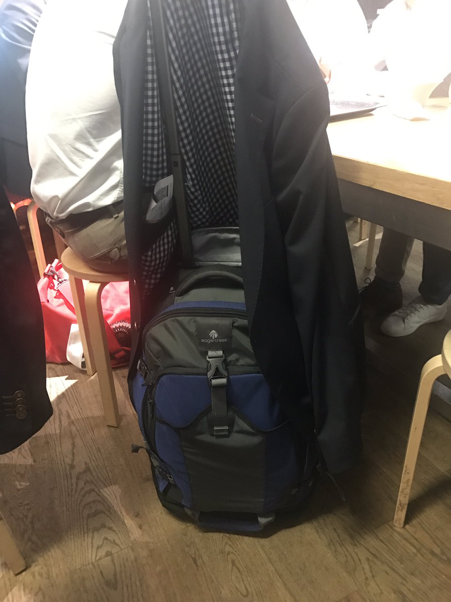 Gissa vems <a href="/frolunda_hc/">Frölunda HC</a> spelare denna väska är? Han trodde vi skulle på bergsvandring tror jag 😂