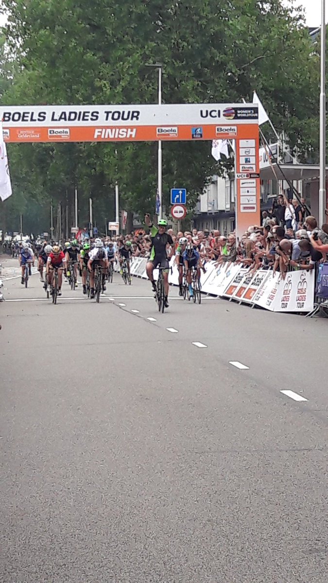 ralphblijlevens's tweet photo. De winnares in Almelo: @kirsten_wild. Met overmacht. #BLT2017 https://t.co/1yyOdfUT2W