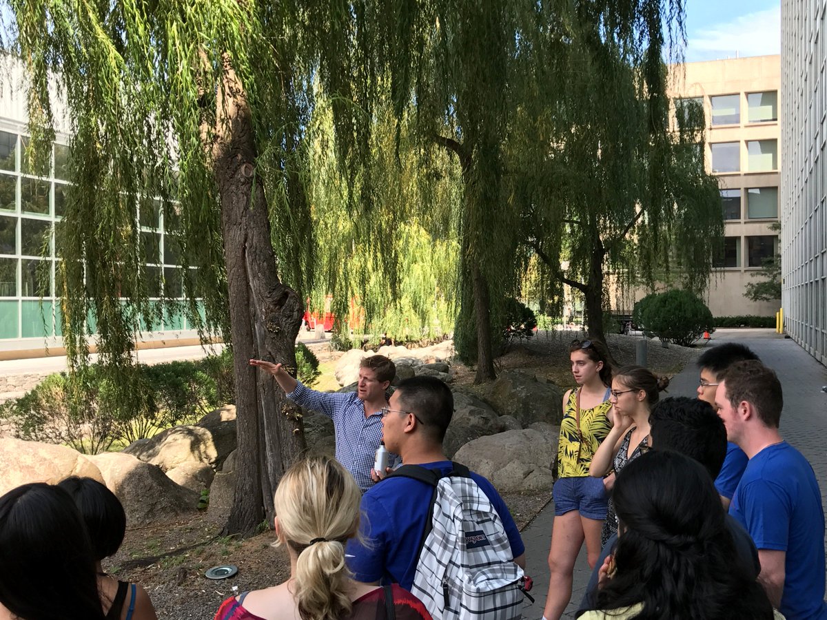 SustainableMIT's tweet photo. Welcome new @MIT students! #FPOP freshman went on a geo-located tour of campus sustainability sites to experience MIT as a #LivingLab. https://t.co/Hl1RwgFDbQ