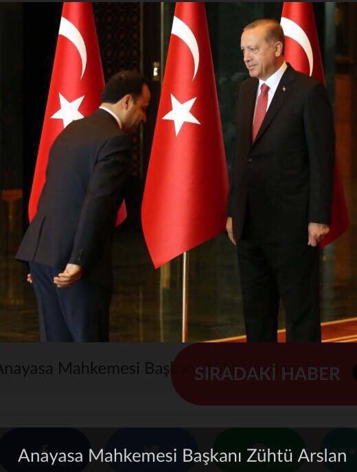 gunaydingokhan's tweet photo. Ense traşlı olarak huzura geleceksin.Gözlerin Yürütme'nin Başı'nın ayaklarına bakacak. Ellerin gövdenle paralel açılanacak.Sonra döneceksin. https://t.co/pogrDS8frW