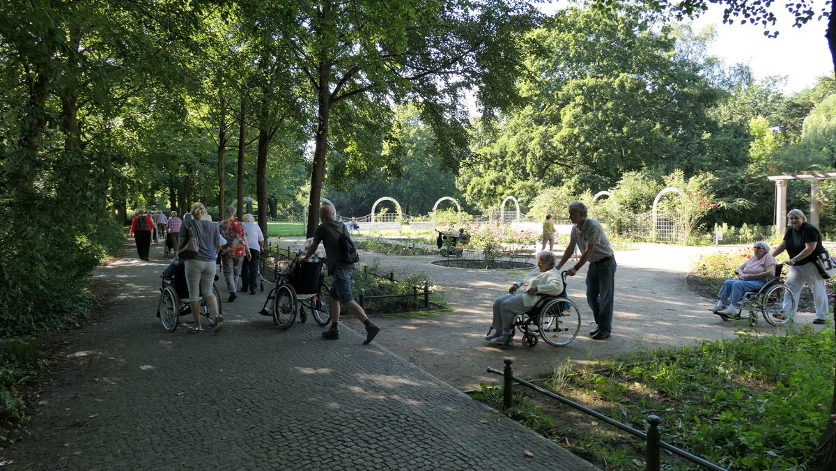 GuteTat_Berlin_'s tweet photo. Das Team von #InterContinentalBerlin war gestern mit Senioren im Bürgerpark spazieren und Eis essen #teameventplus #gutetat https://t.co/d7IYzJJg3E