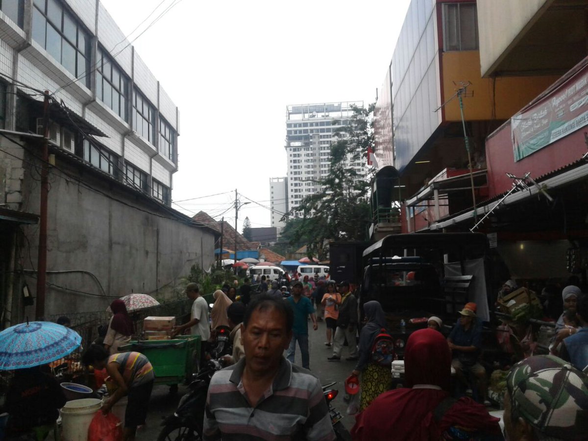 Menjelang Idhul Adha, pedagang hanya ingin nelanjutkan hidup. Berdagang dg tenang. Mengais sedikit rupiah u keluarga.