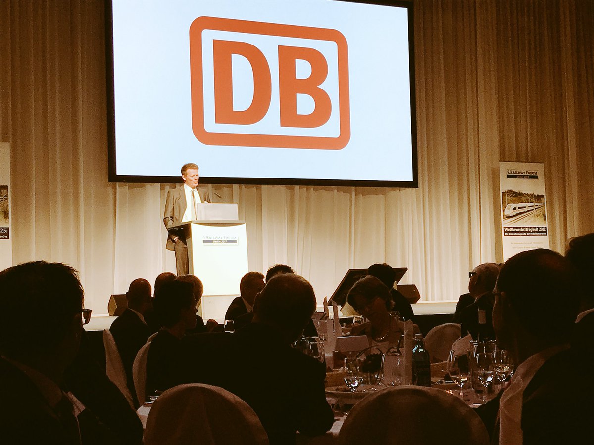 zeichhardt's tweet photo. Gala Dinner #railwayforumberlin - sympathischer Auftakt "wenns einfach wär, wärs Fernverkehr" #BirgitBohle lacht @DB_Presse @IPM_Network https://t.co/IECXYqtOI8