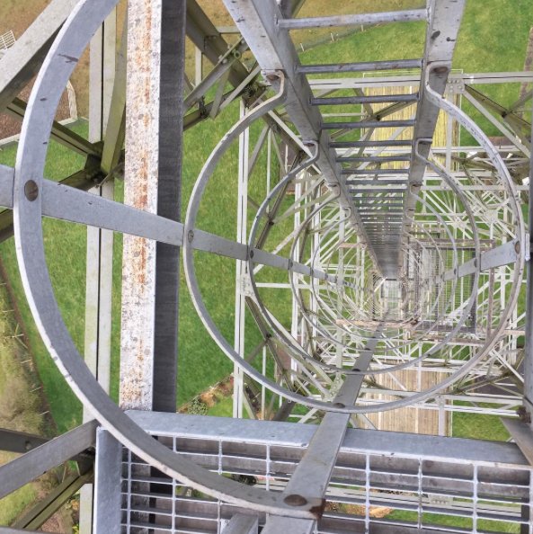 RAFCyberspace's tweet image. RAF #CommsInfraTech assemble &amp;amp; fix masts &amp;amp; radomes. 200ft up - it&apos;s a long way down! They need a head for heights! facebook.com/TG4ICT/